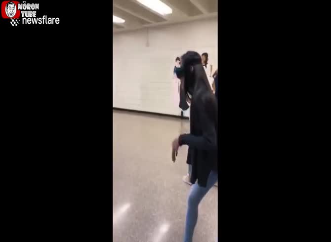 Video :Covering the eyes with a virtual reality headset (Connecticut)